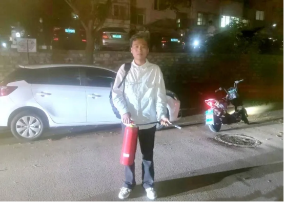 车库失火 泰安一大学生教科书式处置获表彰 - 图1