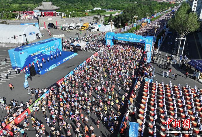 “吉马”鸣枪开赛 三万跑者领略“北国江城”夏日风情 - 图1