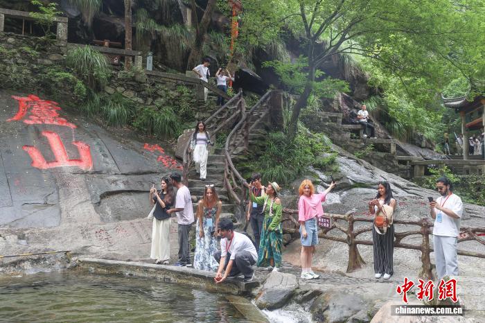 多国“洋网红”走进江西庐山 领略匡庐山水自然之美 - 图1