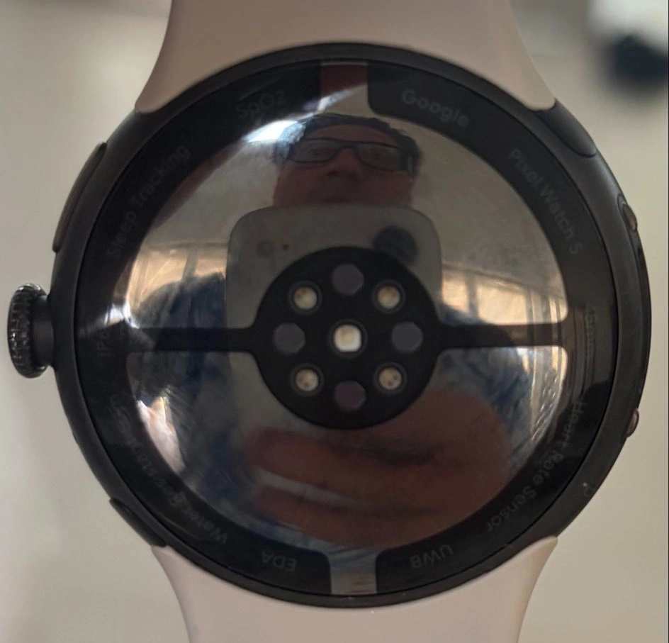 谷歌Pixel Watch 5智能手表原型曝光，网友潜水时发现 - 图2