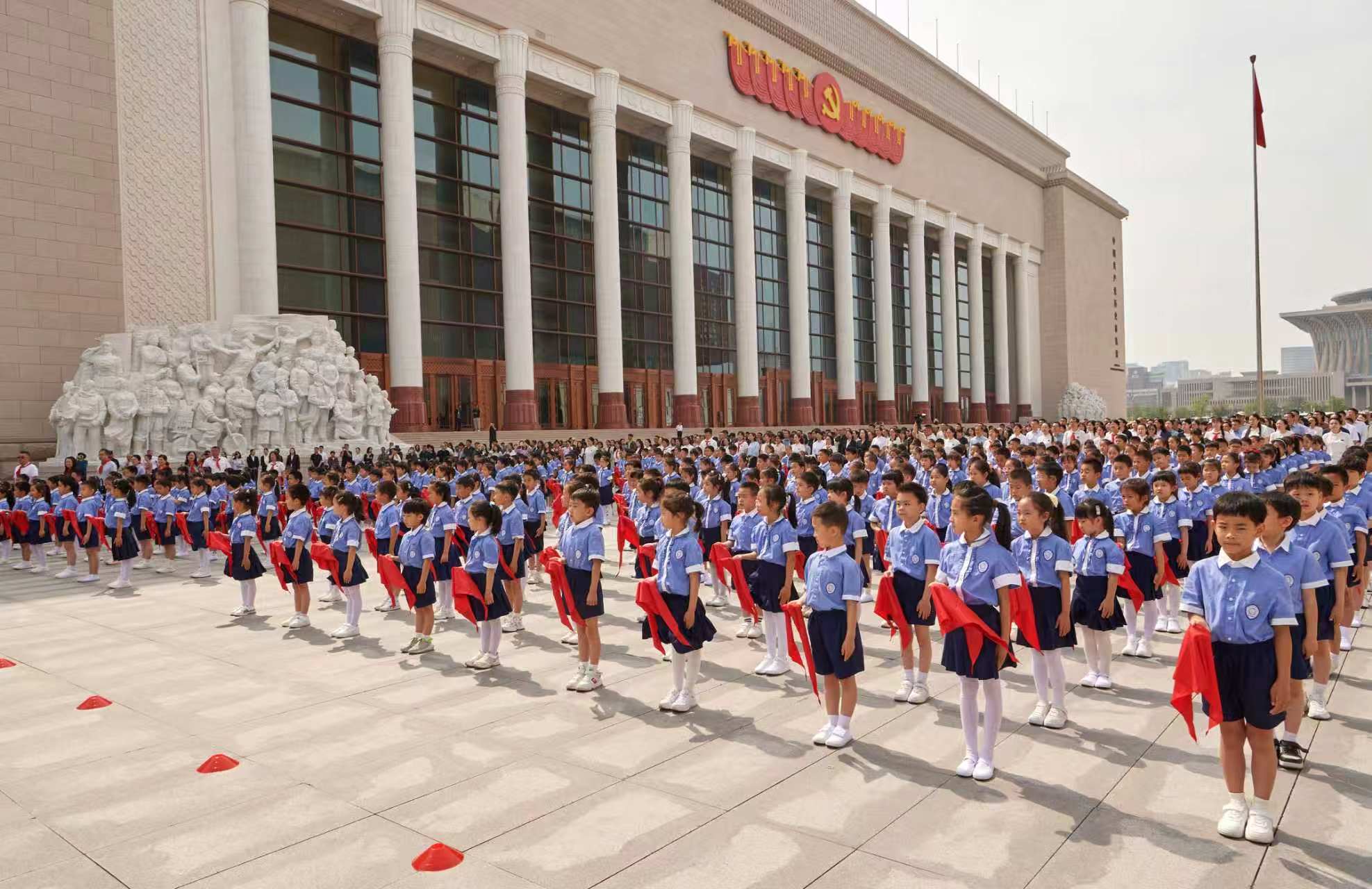 多所中小学校在党史展览馆举行少先队员入队建队、离队入团仪式 - 图1