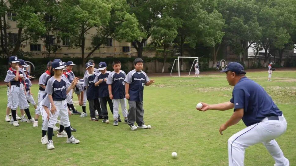 上海奉贤：荒地上“手搓”出的专业球场，撑起乡村少年的“棒球梦” - 图3