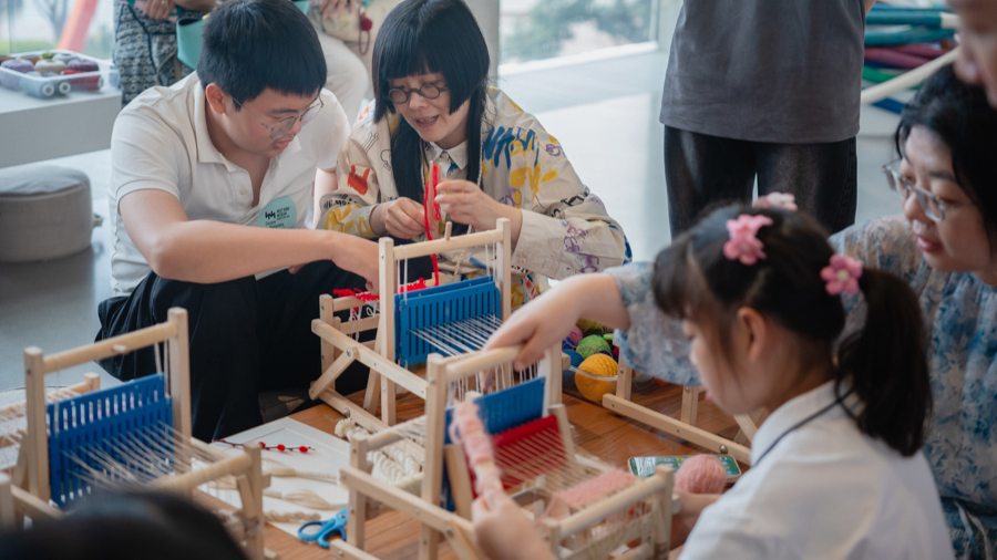 西岸美术馆举办触摸式观展专场活动，让特殊儿童用指尖去感受展品 - 图1