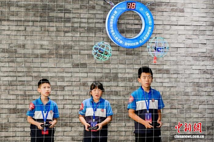 四川眉山：5000余名青少年同台比拼飞行技艺 - 图1