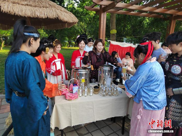 当非遗匠心邂逅青春创意 山东校园“青春市集”热闹开市 - 图3