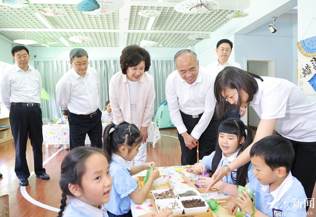 林武“六一”前夕在济南看望少年儿童 祝全省广大少年儿童节日快乐 - 图1