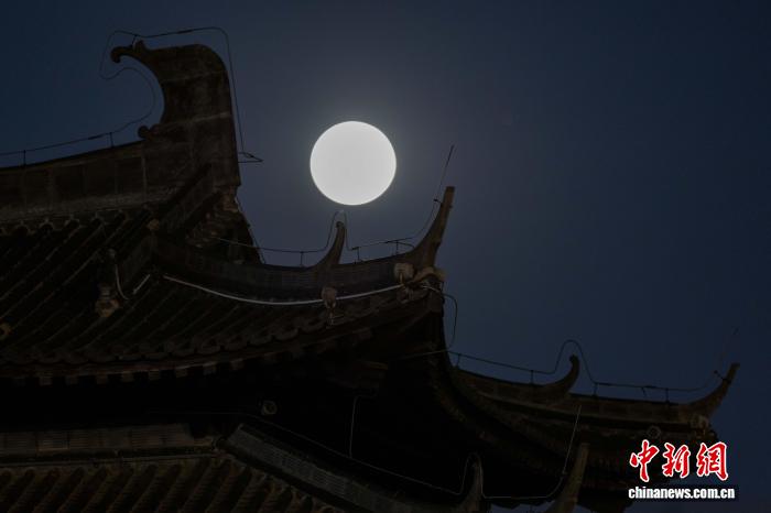 海南海口：“蓝色微月”现身夜空 - 图3
