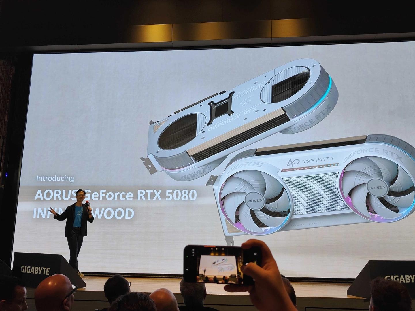 技嘉揭晓 RTX 5080 木艺显卡与 X870E“蝶翼”主板 - 图1
