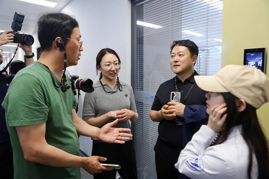 一座内陆县城的全球叙事：“新时代 · 发现中国”外媒采风团走进义乌看开放 - 图4