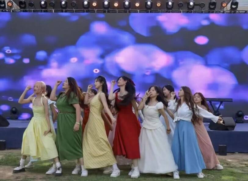 从这里出发——济南大学2026毕业季青春歌会暨草地音乐节圆满落幕 - 图2