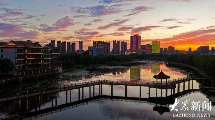 火红晚霞、硬核特警、纯真笑脸……今天，硬核与纯真同框了｜大众号点睛 - 图2