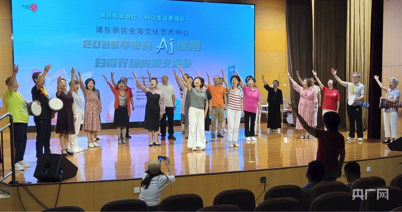 从“怕触屏”到“AI作画”，上海一社区文化中心这样帮老人跨越数字鸿沟 - 图2