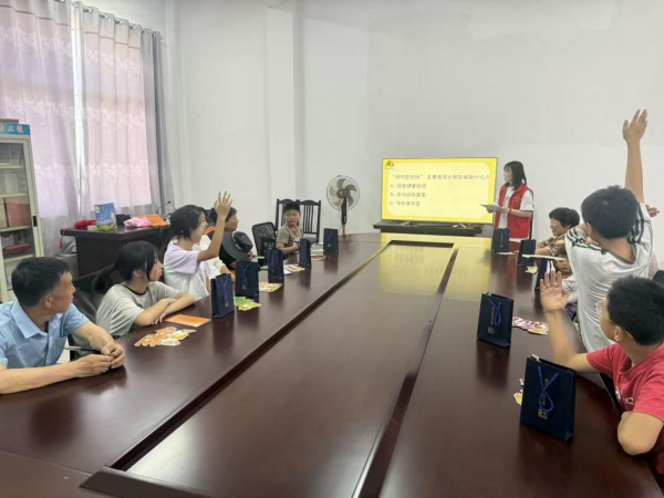 泰州市姜堰区顾高镇：童心飞扬绿茵场 护苗书签助成长 - 图2