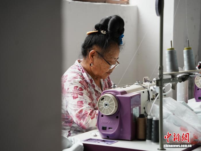 贵州雷山：就业帮扶车间赶制非洲订单忙 - 图3
