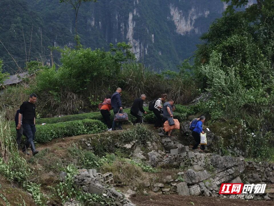 影像故事｜撤离“孤岛”，100多名乡亲结伴徒步的7小时 - 图1