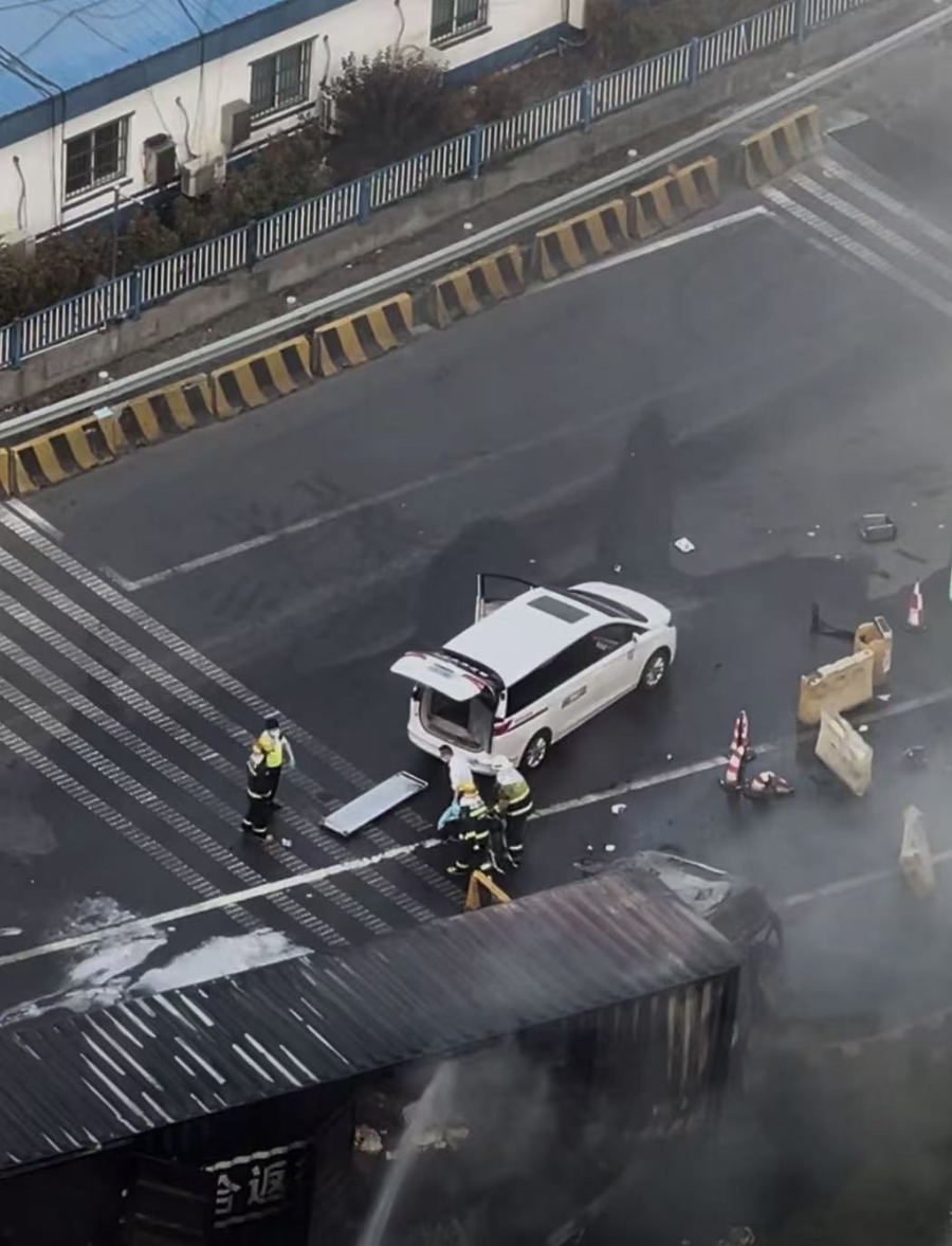 今晨京沪高速一辆半挂车发生事故后燃烧，致1人死亡 - 图2