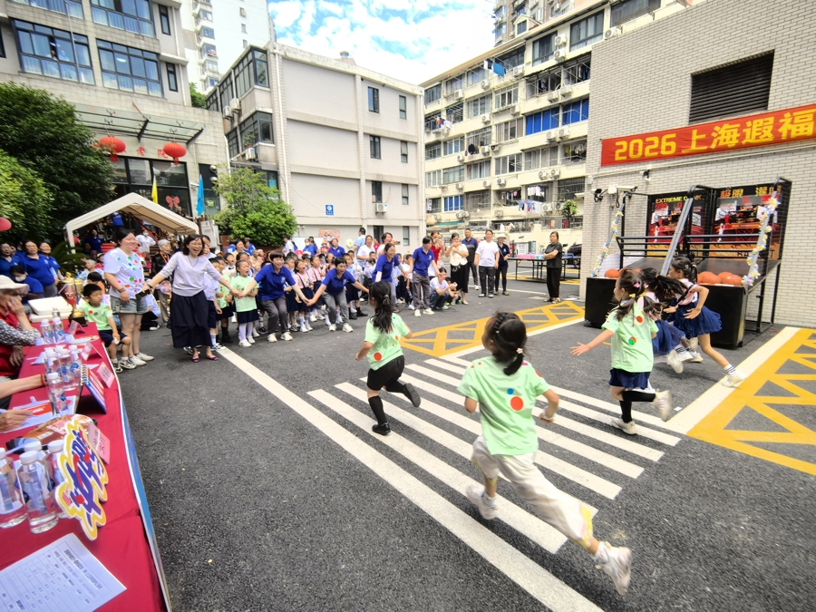 跨代同乐！养老院的“六一”运动会，萌娃与老人擦出别样火花 - 图3
