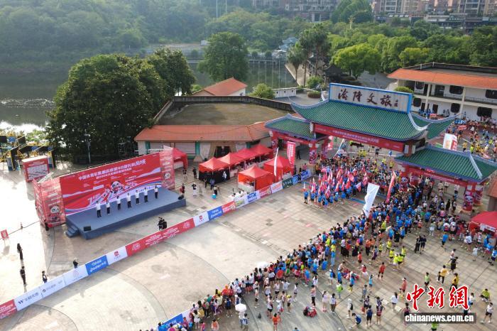 四十年接力 重庆历史最悠久的长跑比赛鸣枪起跑 - 图1