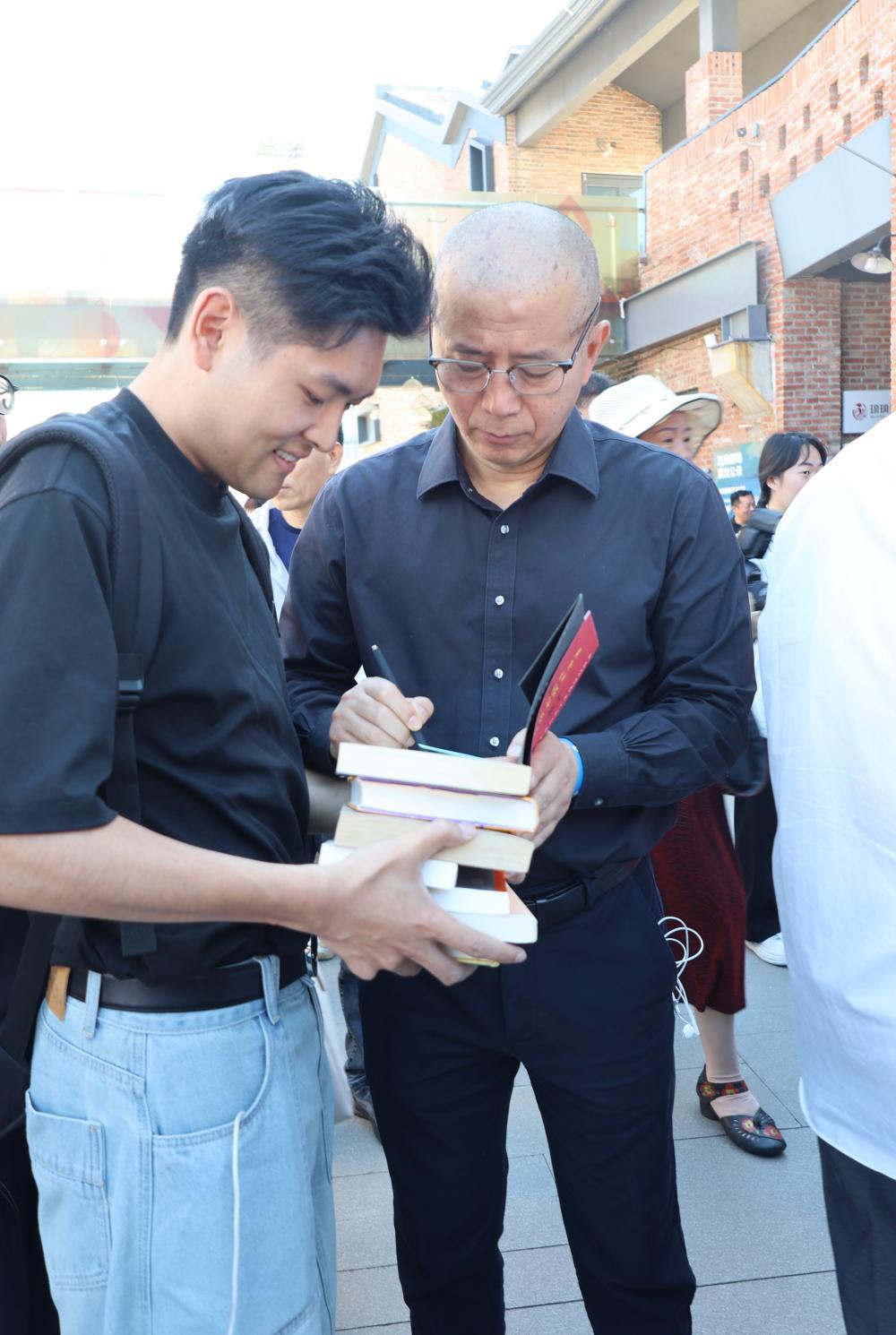 文学“县”场，济南小伙王紫庆抱着7本毕飞宇的著作来追星 - 图1