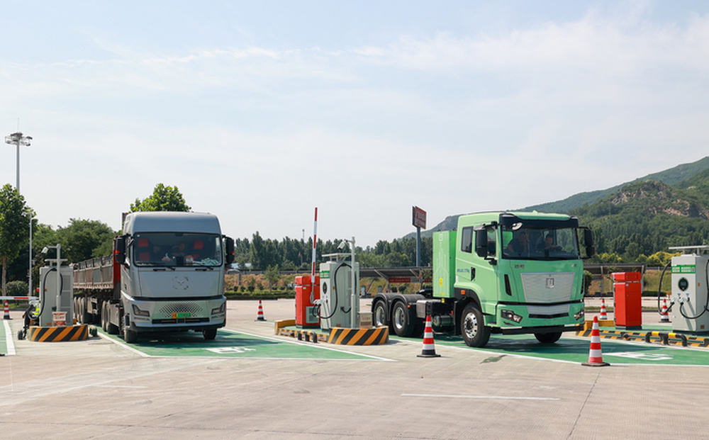 山东首对高速公路服务区电动重卡大功率充电示范站在青银高速邹平西服务区试运营 - 图2