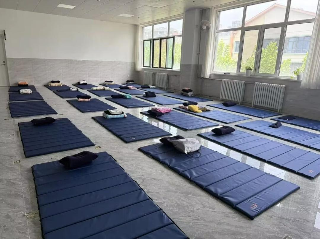 空调送清凉，午休能躺睡！莱山区中小学空调与午休设施实现“双覆盖” - 图2
