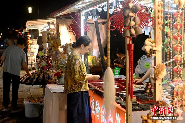 黄山：新安江畔流光溢彩 屯溪老街古意盎然 - 图1
