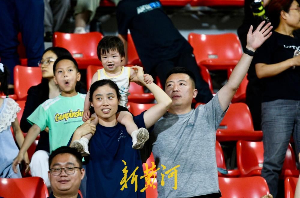 六一“新选择”：家长携孩童走进齐鲁超赛，赛场看台童趣满满 - 图3