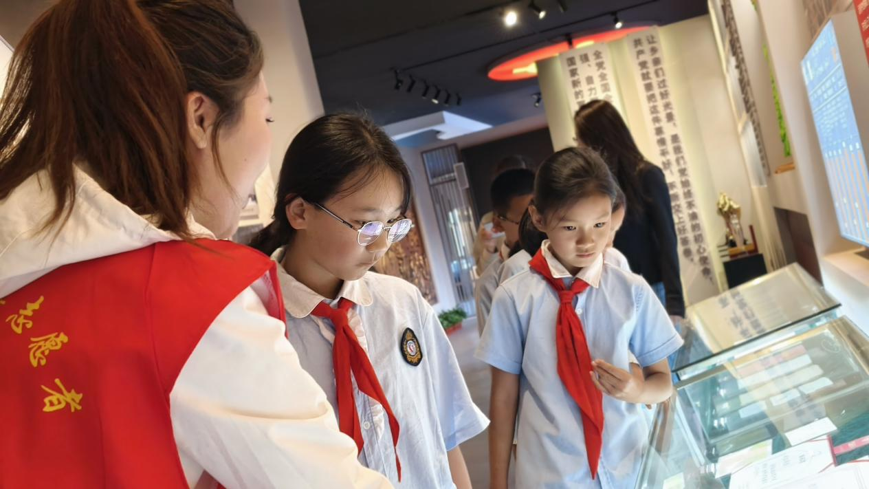 逊克县：童心伴夕阳 研学践初心 - 图1
