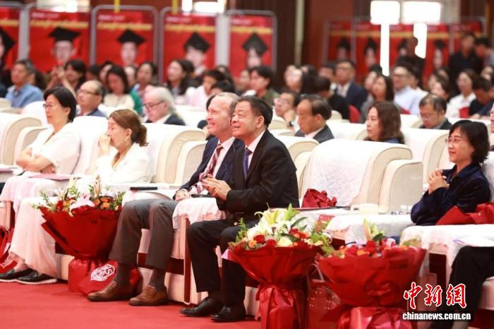 聚焦青年智慧与担当 北京王府学校举行2026届毕业典礼 - 图1