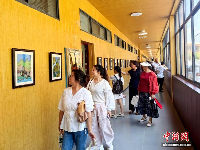 湖南一乡村小学69名学生登台办展：每个孩子都是主角 - 图2