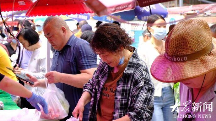 火红晚霞、硬核特警、纯真笑脸……今天，硬核与纯真同框了｜大众号点睛 - 图3