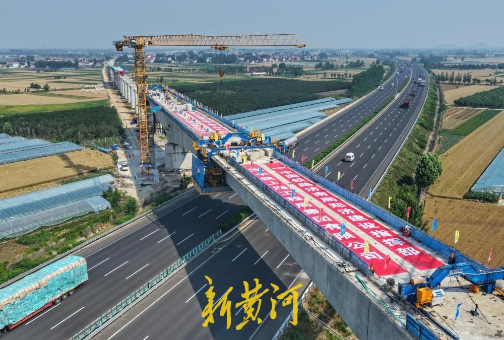 潍宿高铁跨京沪高速连续梁顺利合龙 - 图1