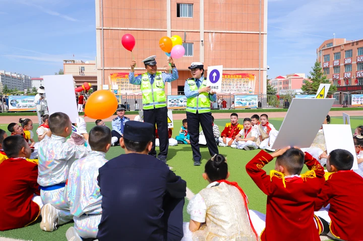 甘肃民乐公安：六一“警”彩进校园 安全知识伴“童”行 - 图1
