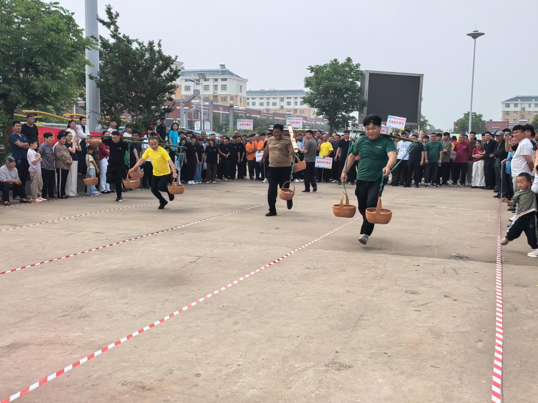 挑大米、套大鹅、三人四足！郓城这场乡村赛场赛出满满精气神 - 图2
