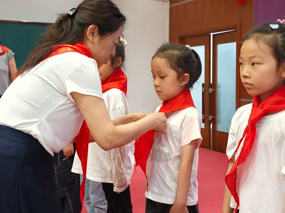 郑州市金水区工人第一新村小学举行新队员入队仪式 - 图4