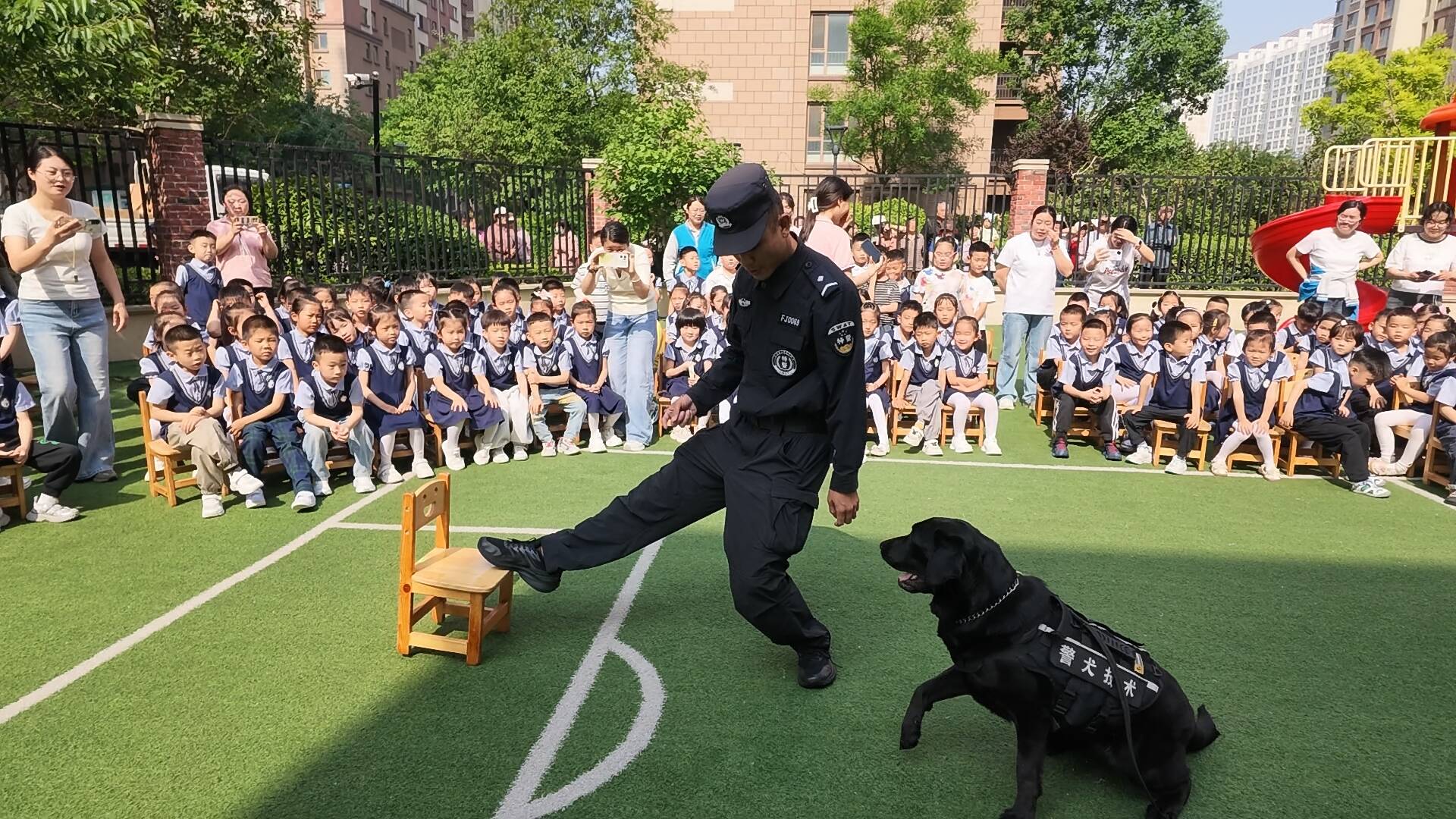 超燃！特警进校园 萌娃解锁六一专属平安课堂 - 图2