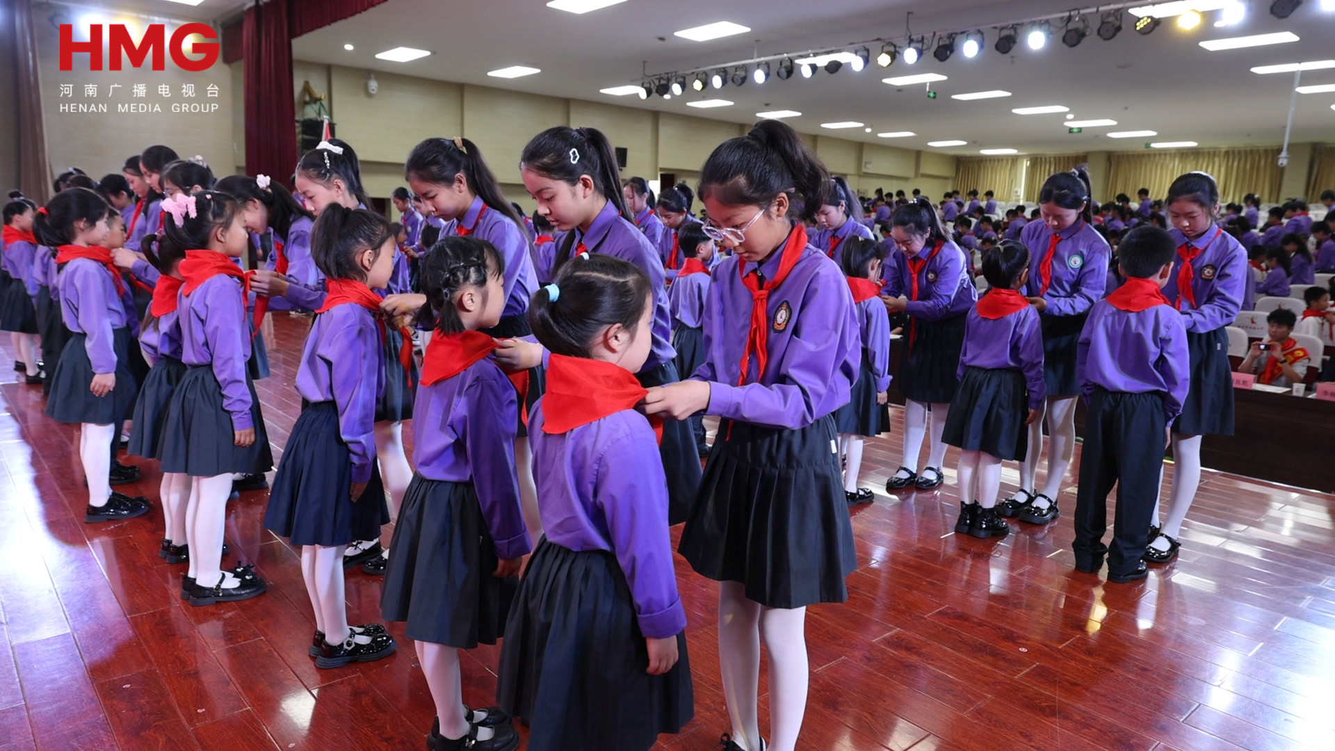 汲取向上向善的正能量！新乡市明德小学新队员和“榜样”同行 - 图2