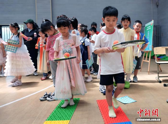 成都一小学嘉年华“AI+阅读”上新：孩子们在书香中追逐科技之光 - 图1