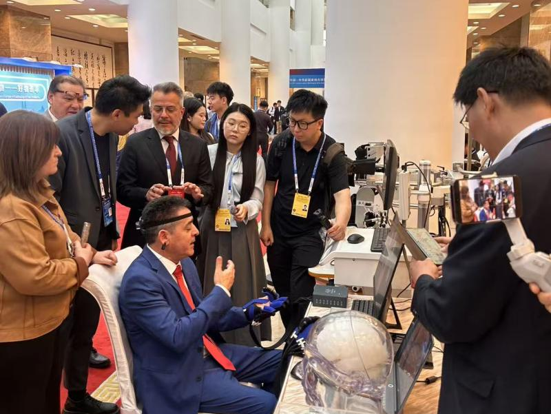 外骨骼、机械手亮相国际舞台！山东省立医院脑机接口平台展示最新成果 - 图4
