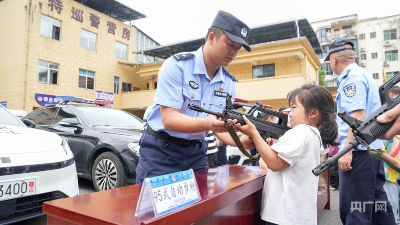 警心护苗伴成长 贵州岑巩公安联合开展“六一”警营开放日活动 - 图5