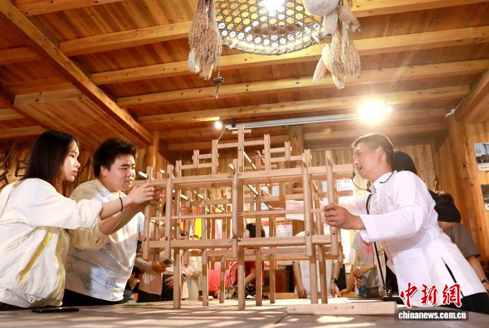 学子广西侗寨体验木构建筑营造技艺 - 图1