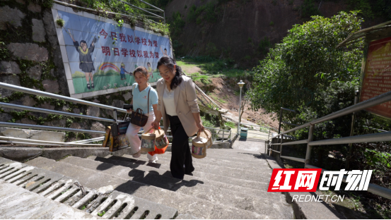 宜章县：爱心企业家与“四胞胎”兄弟快乐过“六一” - 图2
