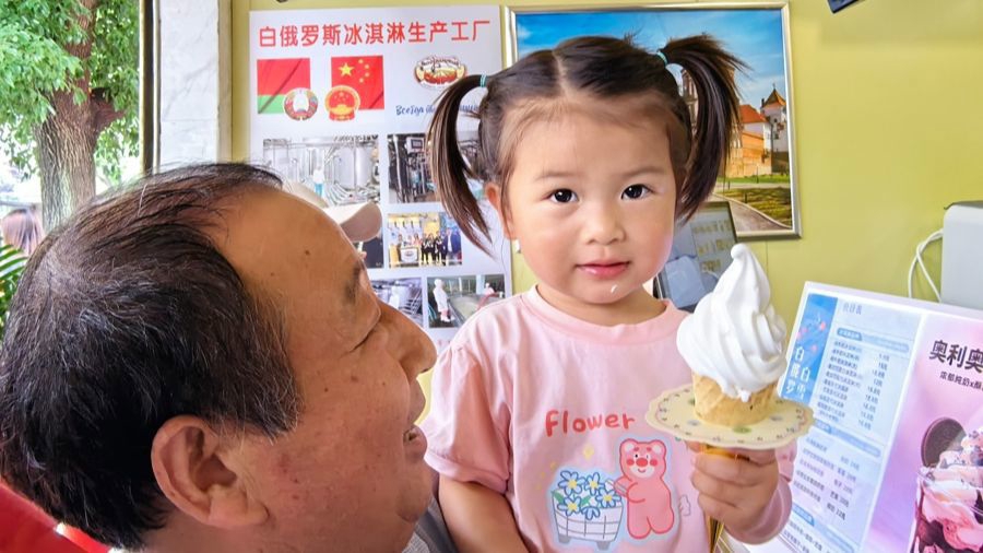 “舌尖上的丝路”添新甜！白俄罗斯冰淇淋全国首店开业，进博好物就在家门口 - 图1