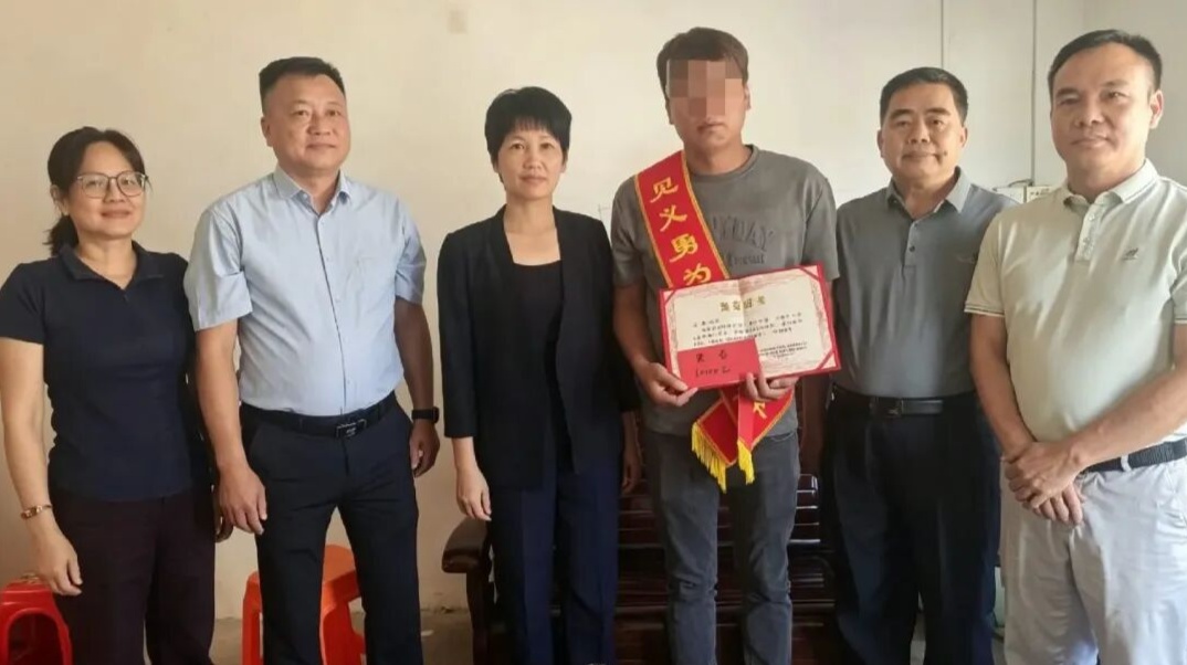 海南白沙入户表彰见义勇为先进个人王杰 - 图1