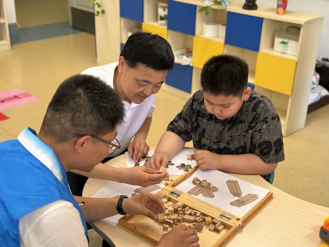 中铁建工志愿者走进培智学校，为 特殊儿童点亮星光 - 图1