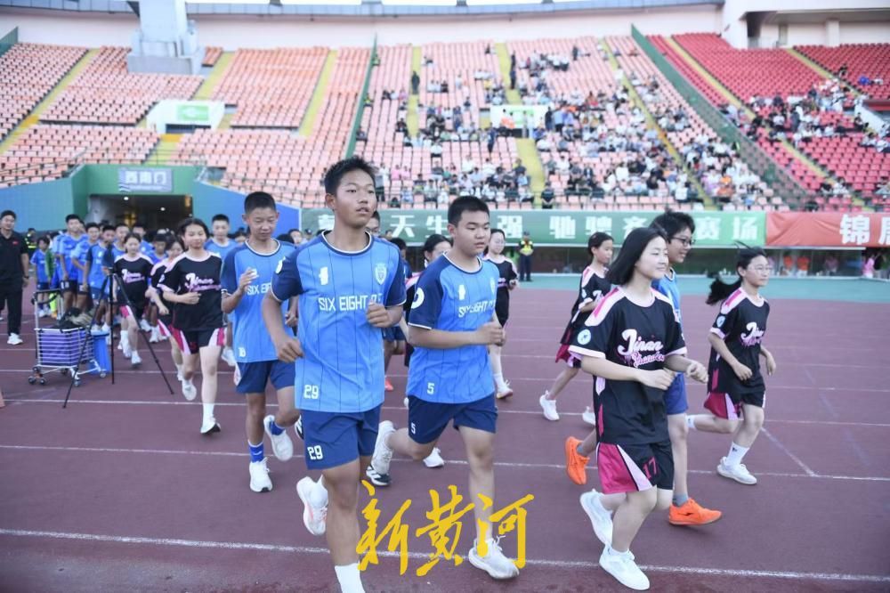 齐鲁超赛迎来“夜场”，足球少年们成为一道独特的风景线！ - 图2