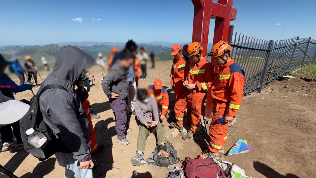 一男子在东灵山“北京之巅”牌楼做引体向上，崴脚被困山顶！消防员边救援边劝阻其他游客…… - 图3