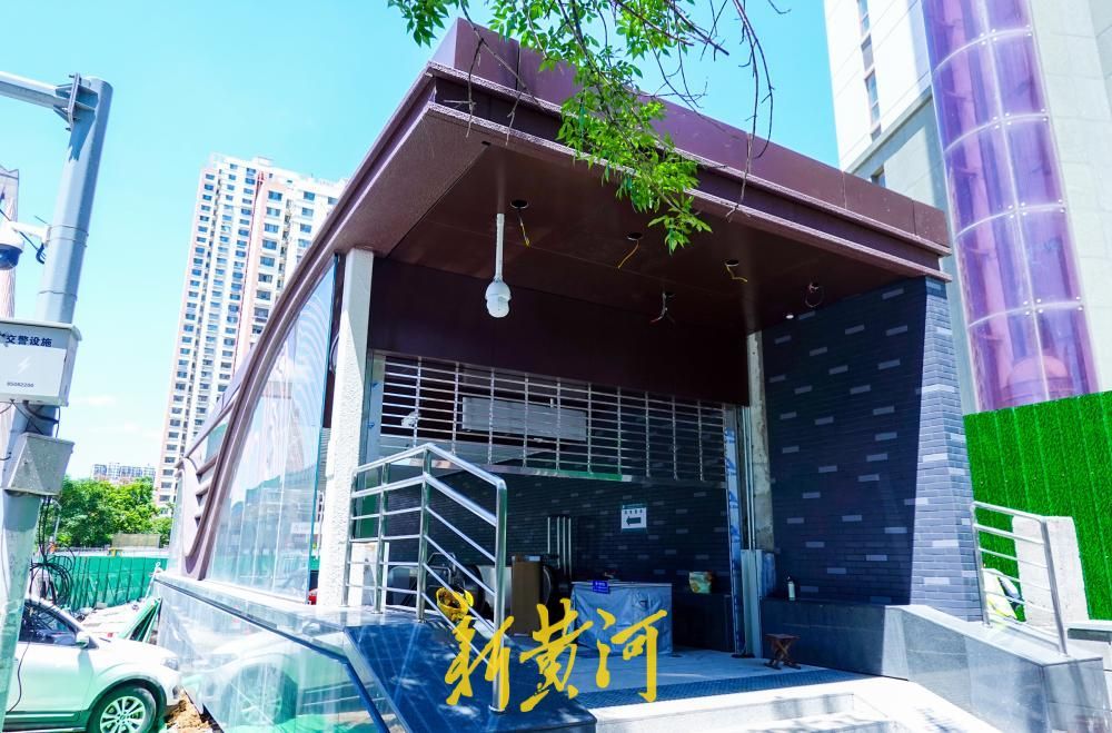 济南纬六路多个地铁出入口初具规模，与300米高楼同框成新景 - 图4