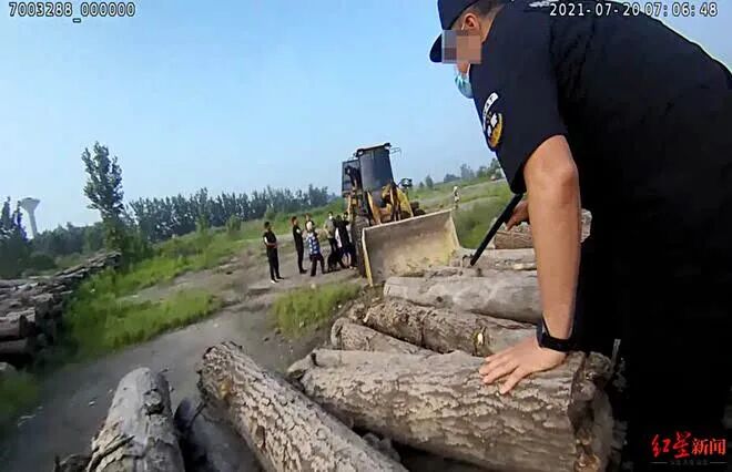 政府违法强拆引冲突，女子砍伤民警被判袭警，三问“唐山屈晓玲案”：民警为何协助违规清表？维权反抗为何被扣“袭警”帽子？ - 图4
