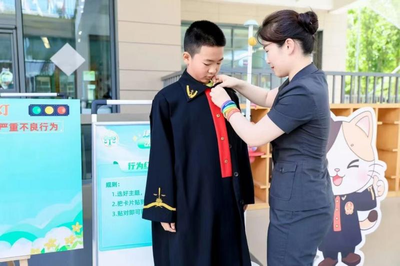 与“花花法官”合影、趣味闯关，北京海淀法院为小学生办法治游园会 - 图2